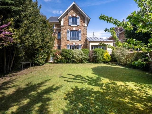 Le Chesnay Plateau Saint Antoine Magnifique meulière en parfait état 6 chambres jardin et terrasse