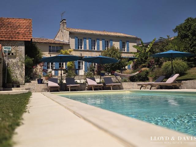 Le Clos de Chenac Élégante demeure familiale avec gîte in 376m² Chenac Saint Seurin d'Uzet