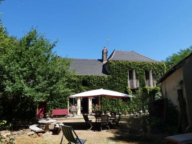 Le CREUSOT AU CALME BELLE MAISON EN PIERRES