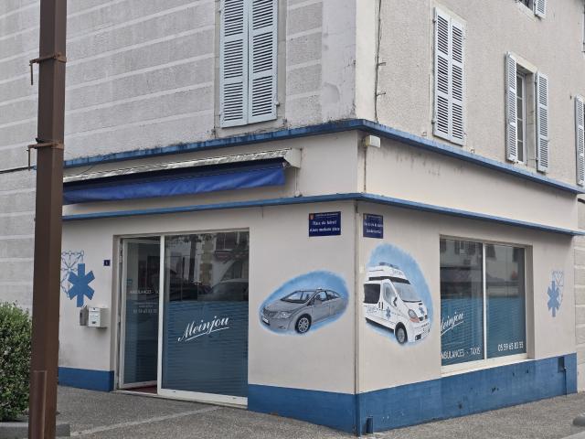 Le Foirail — local commercial occupé en cœur de Saint Palais, visibilité maximale depuis la place