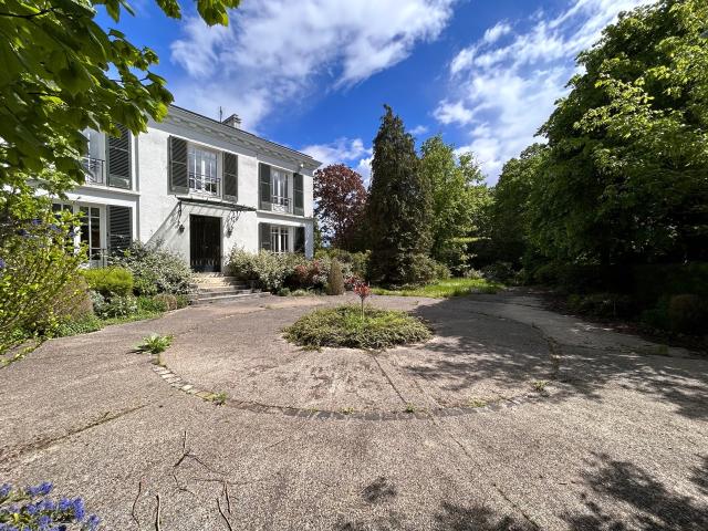 LE GALLE LEADER DE L'OUEST PARISIEN: Dans le quartier résidentiel du golf de Saint Cloud, Maison contemporaine