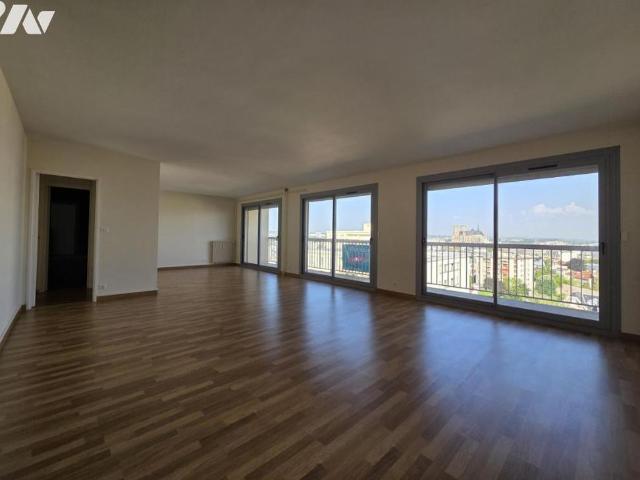 le grand siècle Rare dernier étage appartement de type 5 de 103m² avec garage et balcons