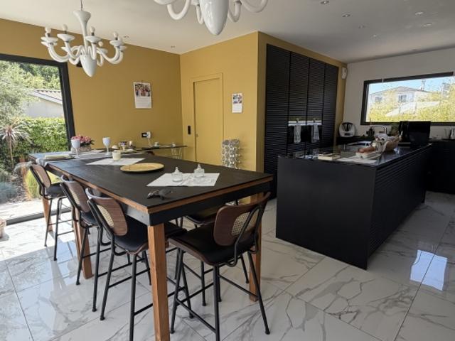 LE HAILLAN MAISON D'ARCHITECTE 5 CHAMBRES JARDIN GARAGE