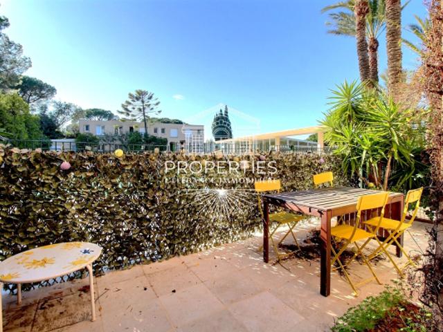 LE LAVANDOU T2 46M² RDC 2 TERRASSES PARKING PISCINE