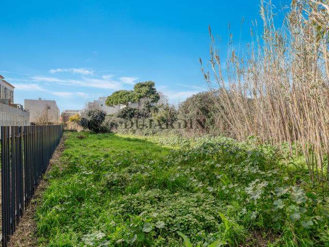 LE LAVANDOU: TERRAINS CONSTRUCTIBLES A PROXIMITE DU CENTRE VILLE