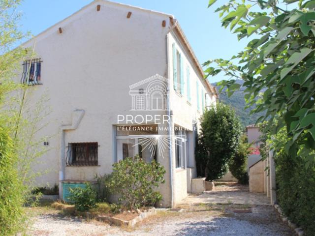 LE LAVANDOU CAVALIÈRE 2 APPARTEMENTS T2 + T3 PROCHE PLAGE À RÉNOVER GARAGE