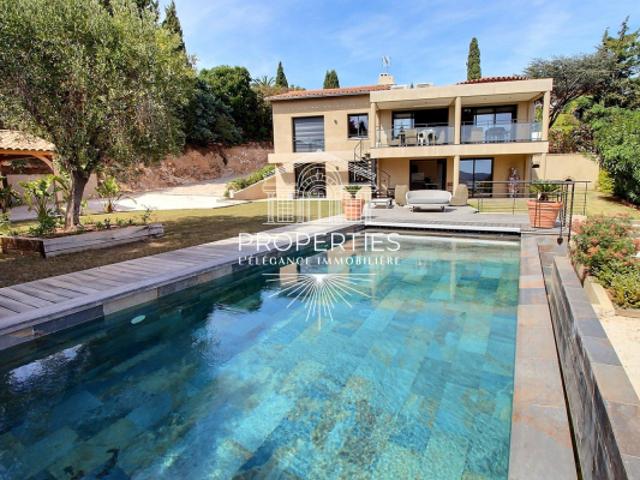 LE LAVANDOU SUPER LAVANDOU VILLA DE 203 M² RÉNOVÉE PISCINE VUE MER