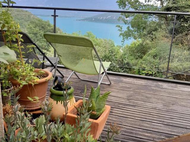 Le luxe d'un quotidien suspendu sur le lac