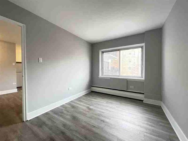 Le Marco 3 Bedroom Apartment for Rent at 1225 Rue Saint Marc, Montréal, QC H3H 2E7