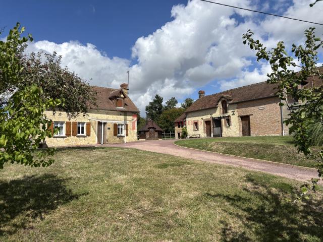 LE MELE SUR SARTHE Ancien corps de ferme avec dépendances et 2 hectares de prairie