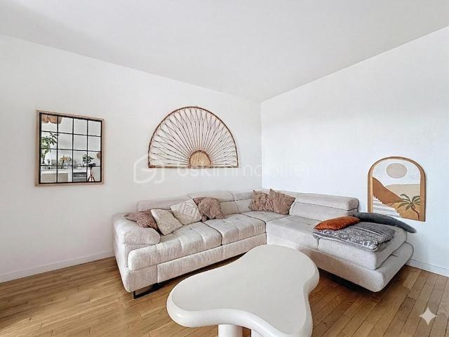 LE MESNIL LE ROI T4 pièces de 77,80 m² avec balcon et 2 places de parking au sous sol