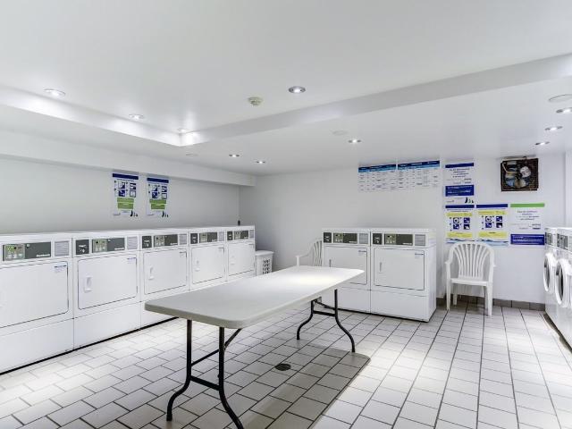 Le Monteverdi 1 Bedroom Apartment for Rent at 5500 Av Borden, Côte Saint Luc, QC H4V 2T4