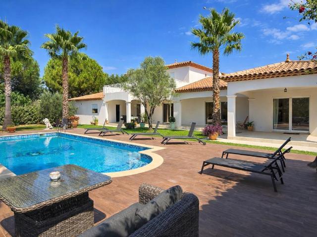 LE MUY Élégante villa contemporaine avec piscine Côte d'Azur