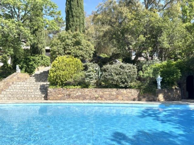 LE MUY – Propriété provençale avec piscine, maison d'amis et.