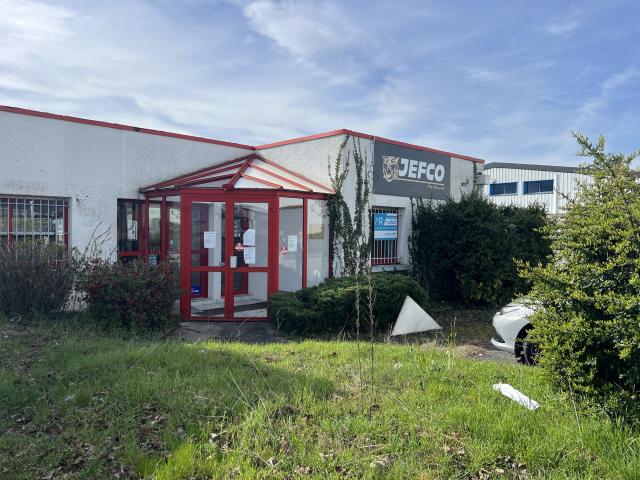 LE PARVIS 1 VOIRON Local d'activité 181 m2 RENOVE