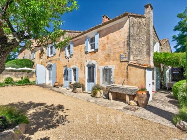 Le Paradou Mas de village du XVIIIe siècle