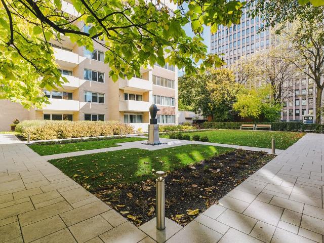 Le Parc 2 Bedroom Apartment for Rent at 3450 Rue Drummond, Montréal, QC H3G 1Y3