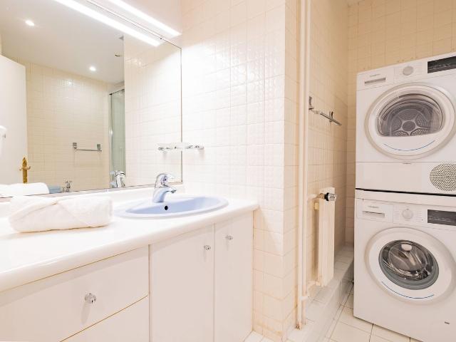 Le Paul >•  Near the Eiffel Tower, shops, and metro, Paris Amsterdam Apartments for Rent