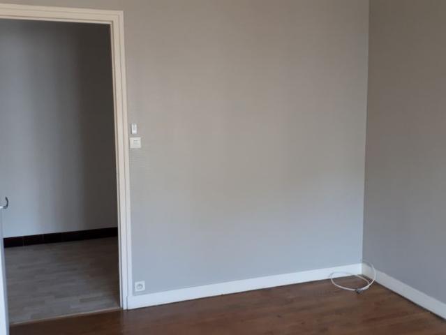 Le Péage centre, T2 49,40 m²,cuis.1ch,sde,wc. Loyer 450 euros. Contact:SCP PARANT CARNOT ET PETER