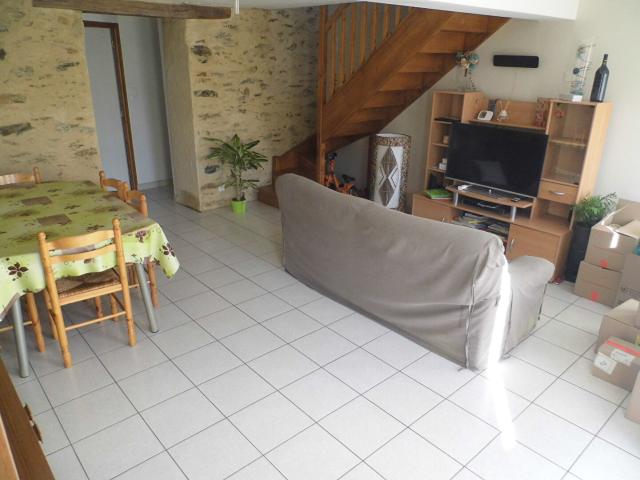 LE PIN EN MAUGES, maison T.3 avec cour fermée
