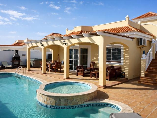 Le presentamos esta elegante villa independiente ubicada en. 210m² Caleta de Fuste