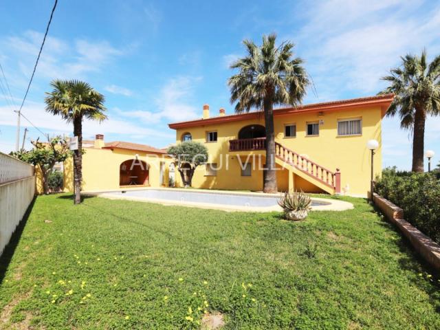 Le presentamos este chalet en venta en Dénia, situado en una. 500m² Dénia