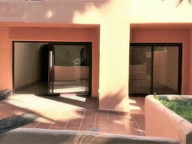 Le presentamos este encantador apartamento de dos dormitorio. 140m² Estepona