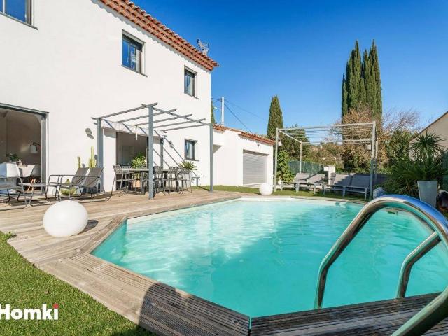 LE ROURET Villa récente avec piscine et grand garage