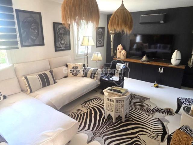 LE ROVE! COUP DE COEUR ASSURE pour ce très bel appartement de type 4 de 80 m² avec terrasse et véranda de 45 m² et 2 places de stationnement privative!