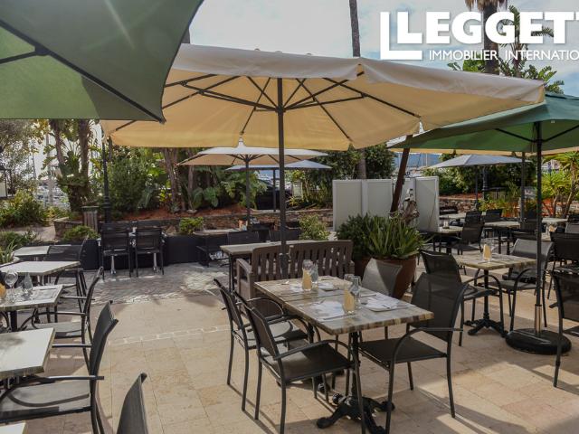 Le Sud, la mer, et votre futur restaurant avec terrasse vous attendent dans le Var.