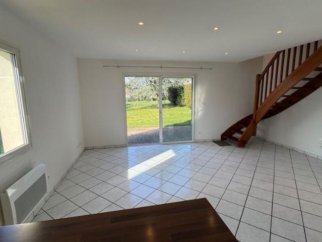 Lembeye, Pavillon jumelÃ© rÃ©cent 3 chambres, beau jardin arborÃ© de 700mÂ²