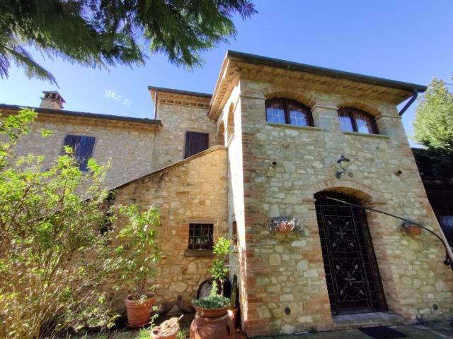 Leonardi Immobiliare: Vendesi a pochi Km da Trestina, situat. 600m² Città Di Castello