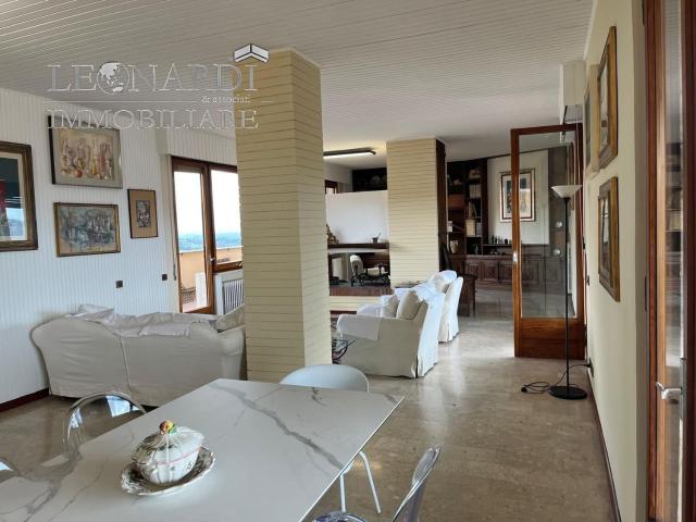 Leonardi Immobiliare Splendido attico di ampia metratura con. 220m² Perugia