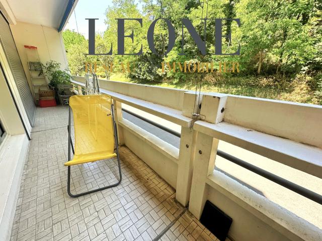 LEONE IMMOBILIER vous propose ce spacieux appartement T3 de 78 m2 avec balcon à Sainte Foy lès Lyon