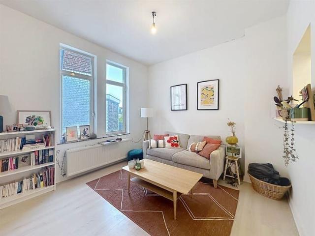 LEASE 6 MONTHS MAX! Thieffry, bright 2 bed apartment