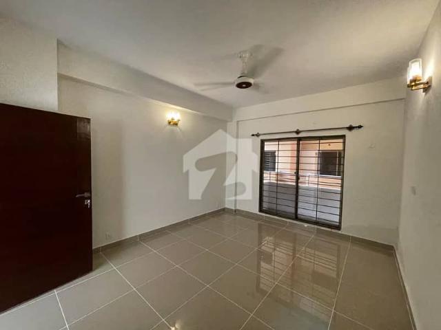 Leased flat in askari 5 having 3 bed 3000 square feet for quick sale
