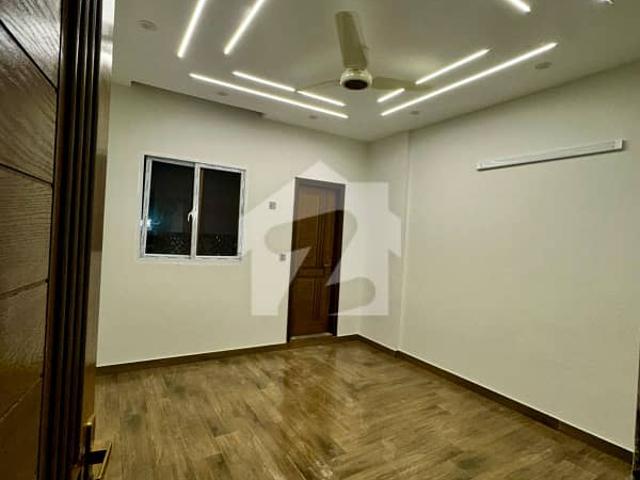 Leased West Open Corner 2nd Floor Portion With Roof