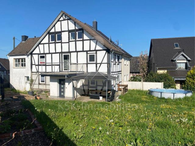 Leben auf dem Land: Teilsaniertes Einfamilienhaus mit Scheune auf großem Grundstück in Neunkirchen