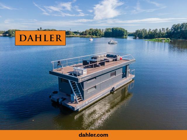 Leben auf dem Wasser Luxuriöses und individuelles Hausboot für einen einzigartigen Lebensstil