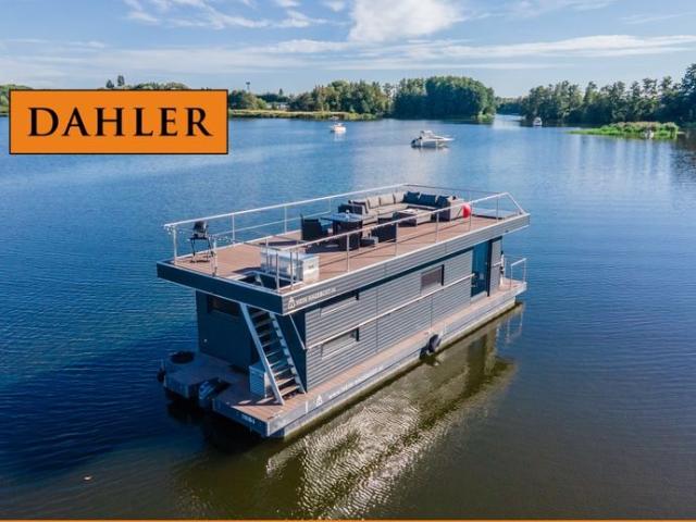 Leben auf dem Wasser Luxuriöses und individuelles Hausboot für einen einzigartigen Lebensstil