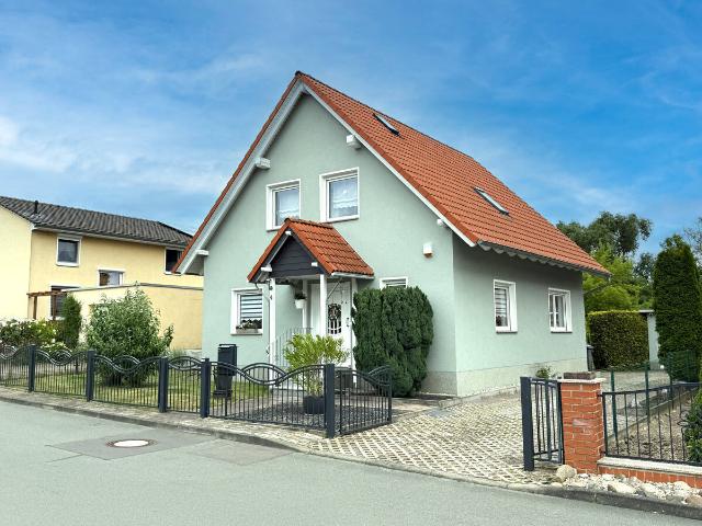 Leben in Bestlage: Modernisiertes Haus mit Pool, Traumgarten & nur wenige Schritte zum Goitzschesee