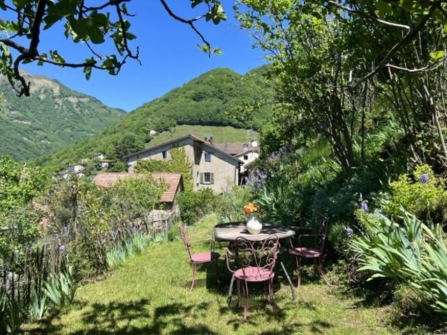 LEBENSTRAUM TESSIN Charmant renoviertes Dorfhaus mit grossem Atelier ideal für Kunst&Kultur und B&B