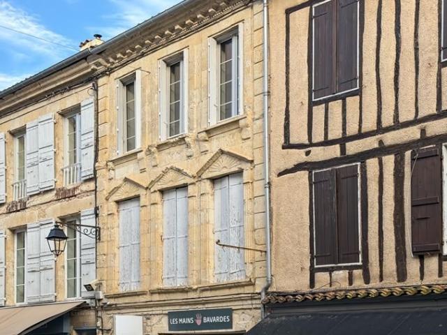 Lectoure, centre ville, bel immeuble ancien avec grand local. 440m² Lectoure
