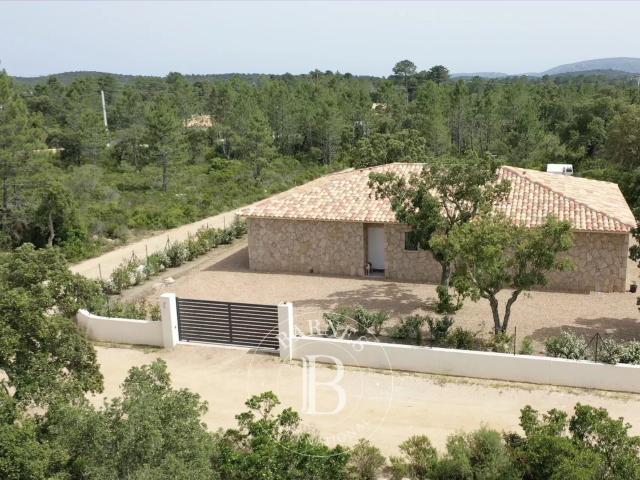 Lecci, Villa 4 chambres, de plain pied, avec piscine, proch. 154m² Lecci