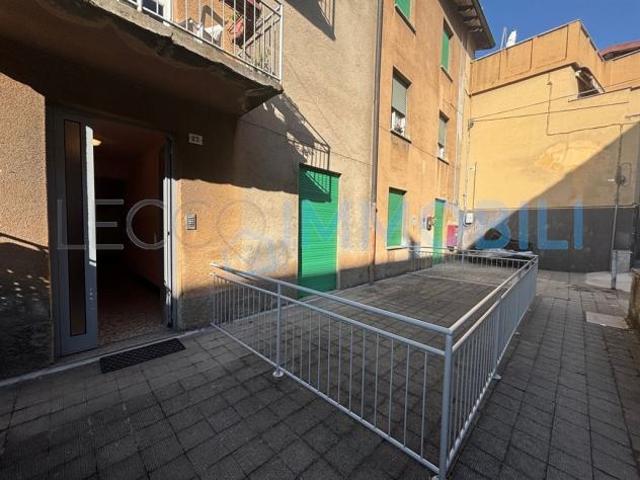 LECCO VIA PARTIGIANI PIANO TERRA TRILOCALE CON AMPIO TERRAZZO E POSTO AUTO SCOPERTO