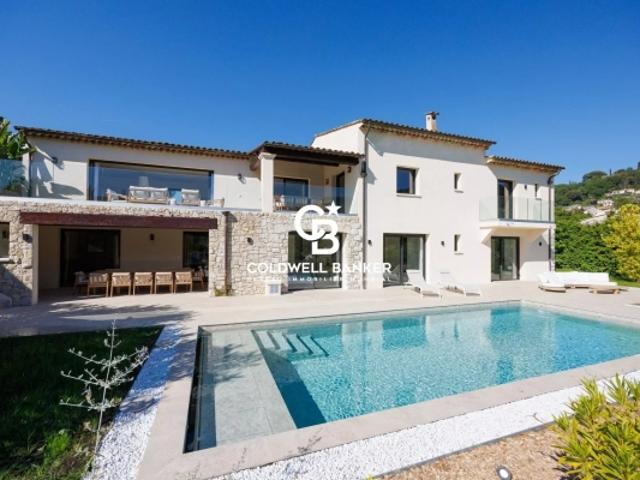 L'Éden Contemporain: Vue Panoramique sur le Village de Saint Paul de Vence