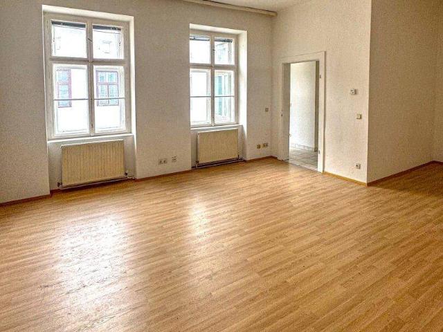 LEER I SANIERUNGSBEDÜRFTIG | LOGGIA | 1,5 ZIMMER