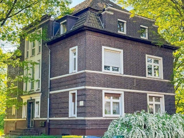 Leerstehendes Mehrfamilienhaus mit viel Potenzial