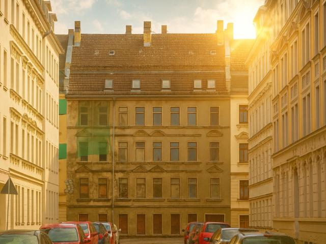 Leerstehendes Gründerzeit MFH mit Ausbaureserve – Sanierungsobjekt in ruhiger Lage von Leipzig Anger Crottendorf