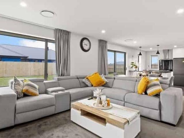 LEESTON – THREE BEDROOM, TWO BATHROOM, DOUBLE GARAGE FAMILY HOME